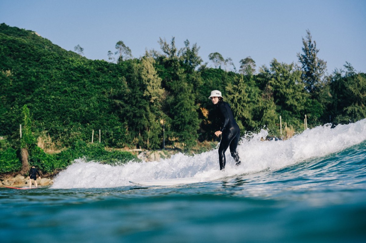 SURFPLUS 学员在白浪中练习冲浪